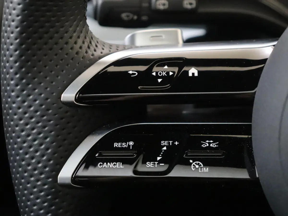 250 e Business Solution AMG Panoramadak / Memory Seats / 360 Camera / Keyless / 19'' velgen / Nightpakket / Sfeerverlichting / Alpine grey /