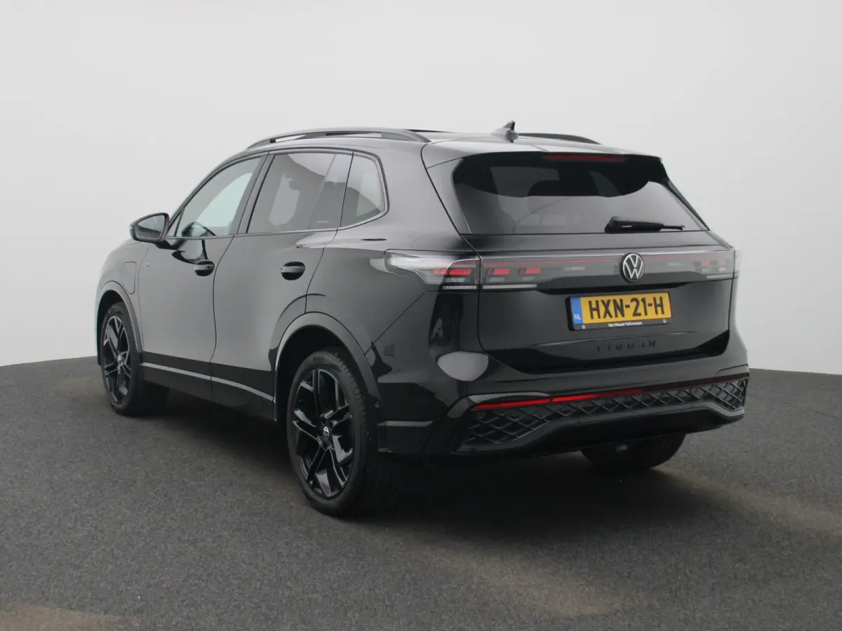 1.5 eHybrid R-Line Edition 204 PK| Origineel Nederlands | 1e Eigenaar | Panoramdak | Navigatie | Achteruitrijcamera | Achterklep Elektrisch | Stoelverwarming | Stuurwielverwarming