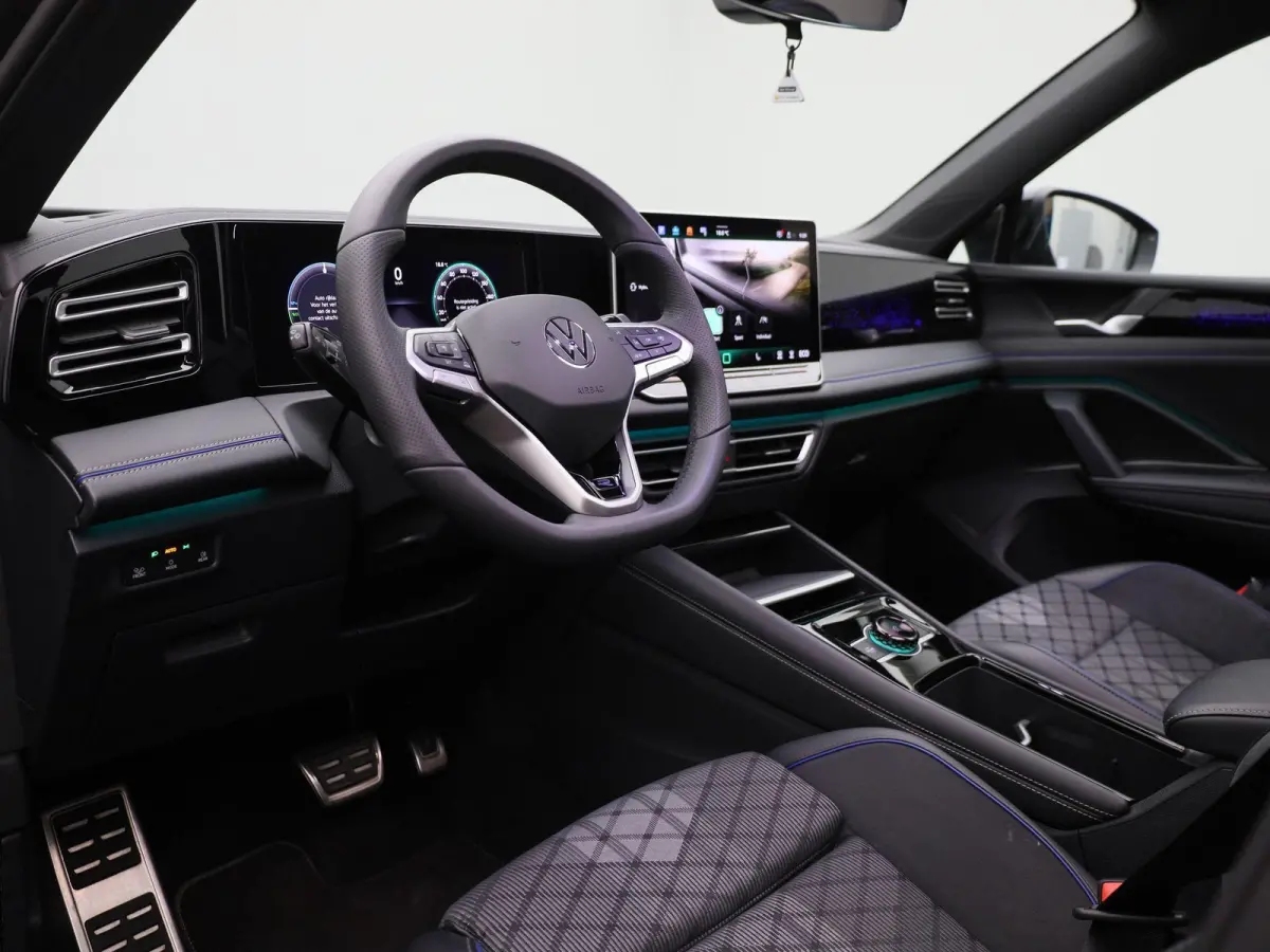 1.5 eHybrid R-Line Edition 204 PK| Origineel Nederlands | 1e Eigenaar | Panoramdak | Navigatie | Achteruitrijcamera | Achterklep Elektrisch | Stoelverwarming | Stuurwielverwarming