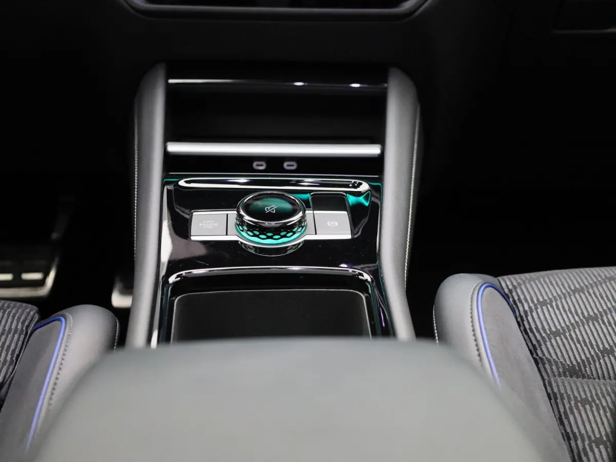 1.5 eHybrid R-Line Edition 204 PK| Origineel Nederlands | 1e Eigenaar | Panoramdak | Navigatie | Achteruitrijcamera | Achterklep Elektrisch | Stoelverwarming | Stuurwielverwarming