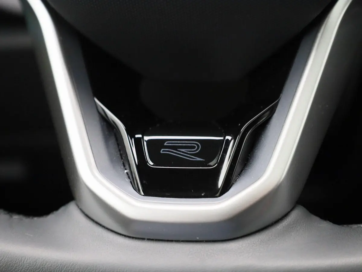 1.5 eHybrid R-Line Edition 204 PK| Origineel Nederlands | 1e Eigenaar | Panoramdak | Navigatie | Achteruitrijcamera | Achterklep Elektrisch | Stoelverwarming | Stuurwielverwarming
