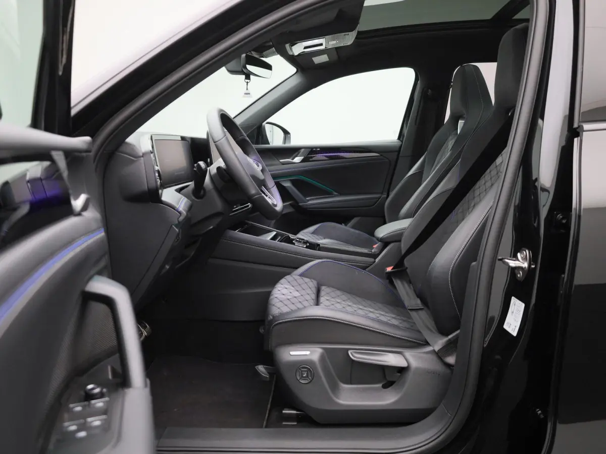 1.5 eHybrid R-Line Edition 204 PK| Origineel Nederlands | 1e Eigenaar | Panoramdak | Navigatie | Achteruitrijcamera | Achterklep Elektrisch | Stoelverwarming | Stuurwielverwarming