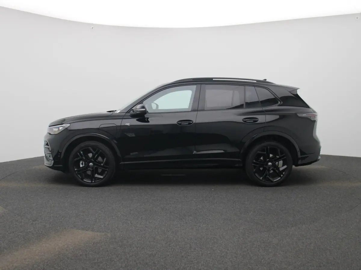 1.5 eHybrid R-Line Edition 204 PK| Origineel Nederlands | 1e Eigenaar | Panoramdak | Navigatie | Achteruitrijcamera | Achterklep Elektrisch | Stoelverwarming | Stuurwielverwarming