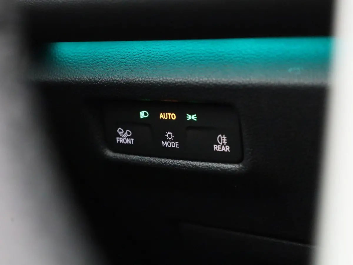 1.5 eHybrid R-Line Edition 204 PK| Origineel Nederlands | 1e Eigenaar | Panoramdak | Navigatie | Achteruitrijcamera | Achterklep Elektrisch | Stoelverwarming | Stuurwielverwarming