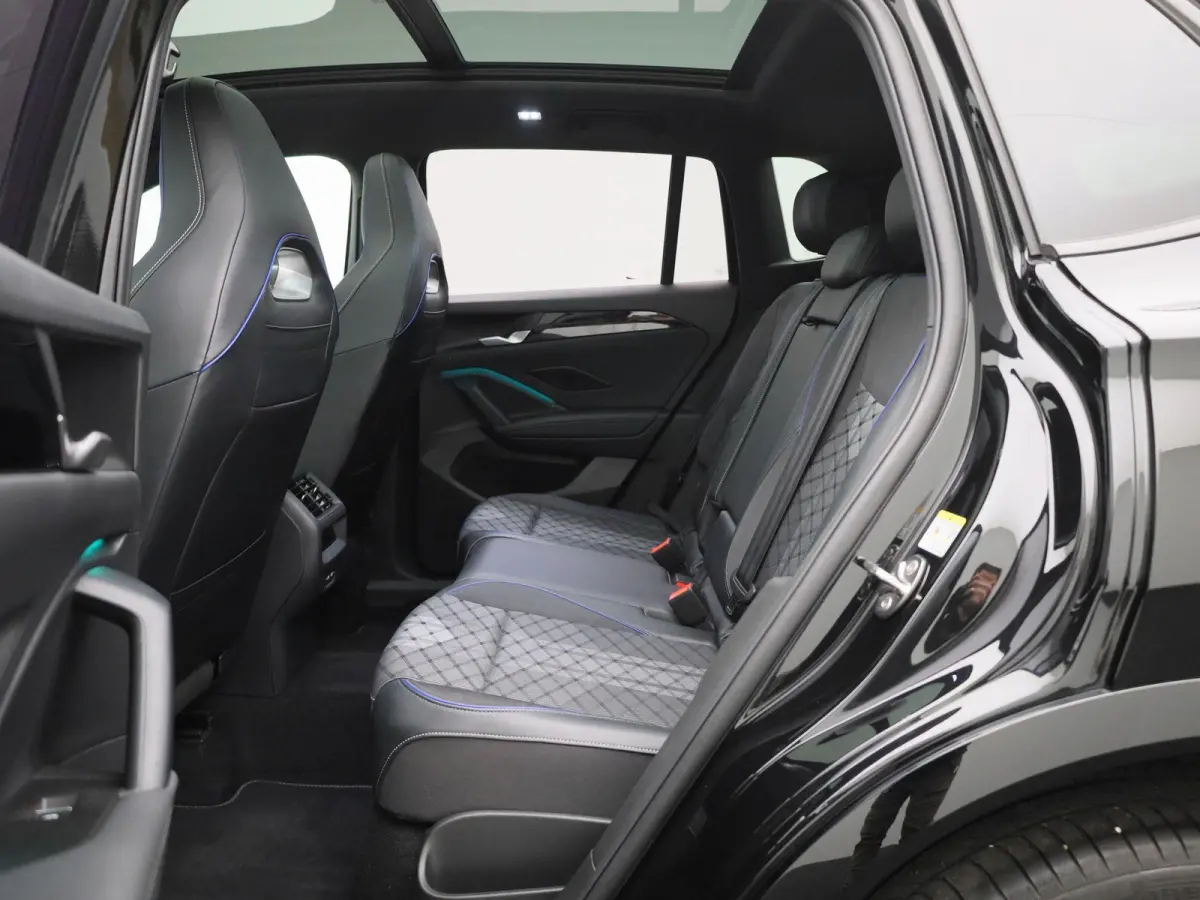 1.5 eHybrid R-Line Edition 204 PK| Origineel Nederlands | 1e Eigenaar | Panoramdak | Navigatie | Achteruitrijcamera | Achterklep Elektrisch | Stoelverwarming | Stuurwielverwarming