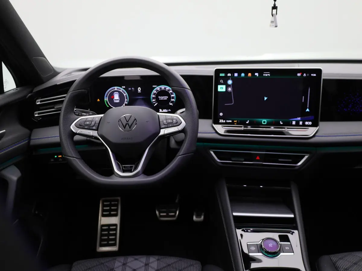 1.5 eHybrid R-Line Edition 204 PK| Origineel Nederlands | 1e Eigenaar | Panoramdak | Navigatie | Achteruitrijcamera | Achterklep Elektrisch | Stoelverwarming | Stuurwielverwarming
