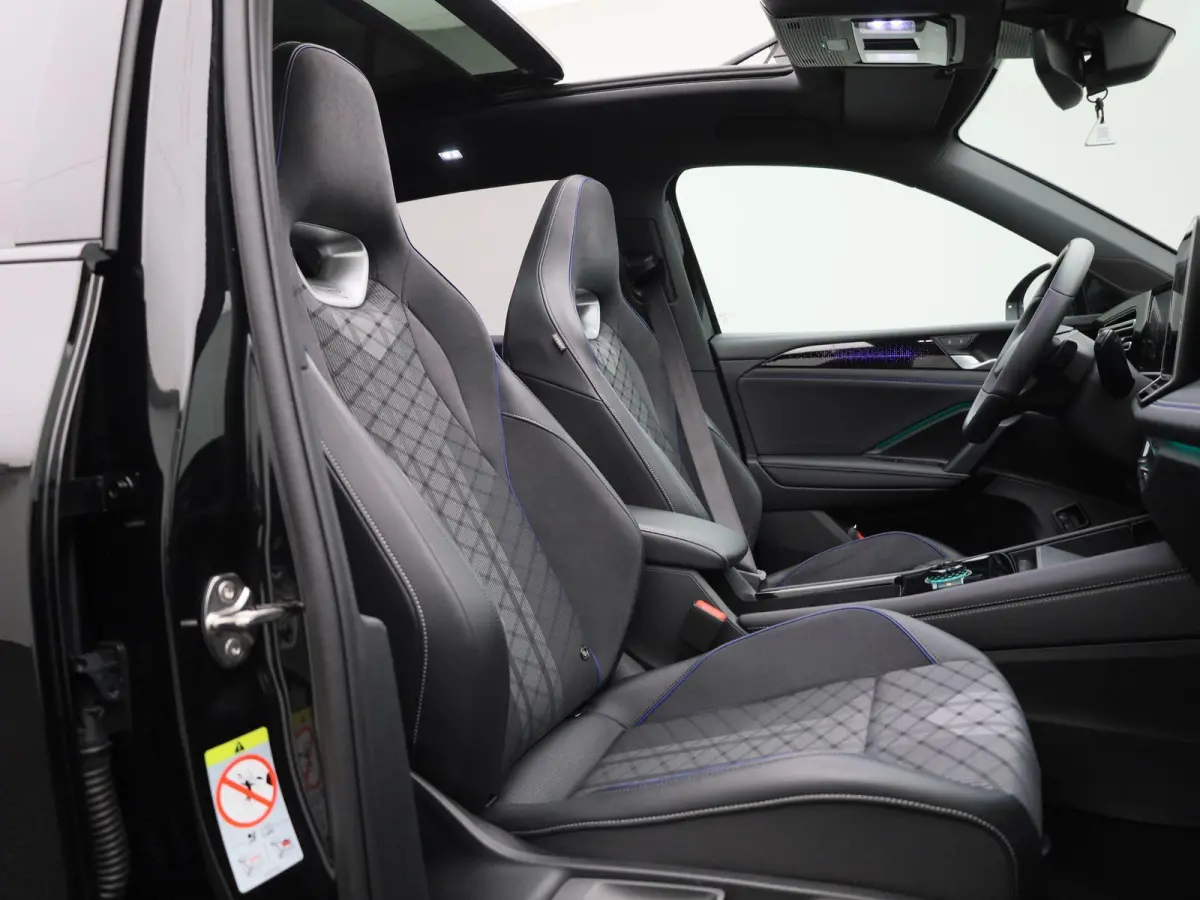 1.5 eHybrid R-Line Edition 204 PK| Origineel Nederlands | 1e Eigenaar | Panoramdak | Navigatie | Achteruitrijcamera | Achterklep Elektrisch | Stoelverwarming | Stuurwielverwarming