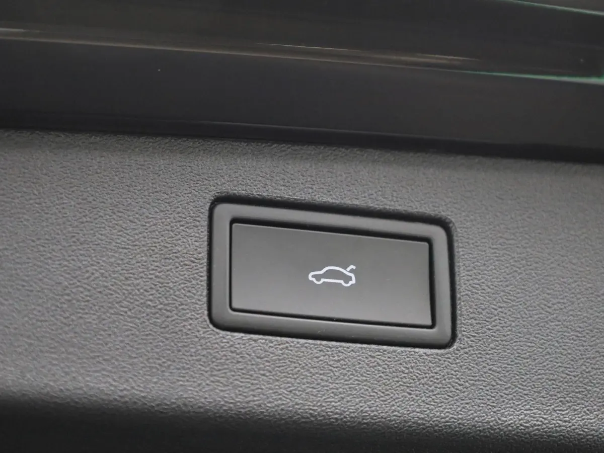 1.5 eHybrid R-Line Edition 204 PK| Origineel Nederlands | 1e Eigenaar | Panoramdak | Navigatie | Achteruitrijcamera | Achterklep Elektrisch | Stoelverwarming | Stuurwielverwarming