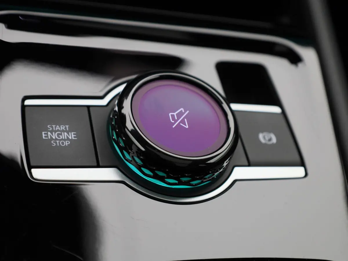 1.5 eHybrid R-Line Edition 204 PK| Origineel Nederlands | 1e Eigenaar | Panoramdak | Navigatie | Achteruitrijcamera | Achterklep Elektrisch | Stoelverwarming | Stuurwielverwarming