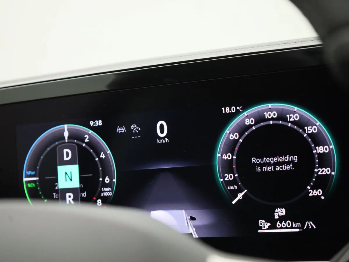 1.5 eHybrid R-Line Edition 204 PK| Origineel Nederlands | 1e Eigenaar | Panoramdak | Navigatie | Achteruitrijcamera | Achterklep Elektrisch | Stoelverwarming | Stuurwielverwarming
