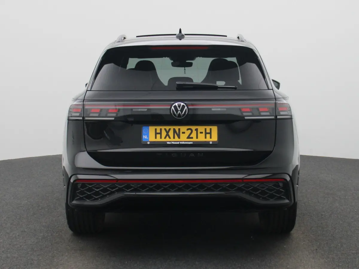 1.5 eHybrid R-Line Edition 204 PK| Origineel Nederlands | 1e Eigenaar | Panoramdak | Navigatie | Achteruitrijcamera | Achterklep Elektrisch | Stoelverwarming | Stuurwielverwarming