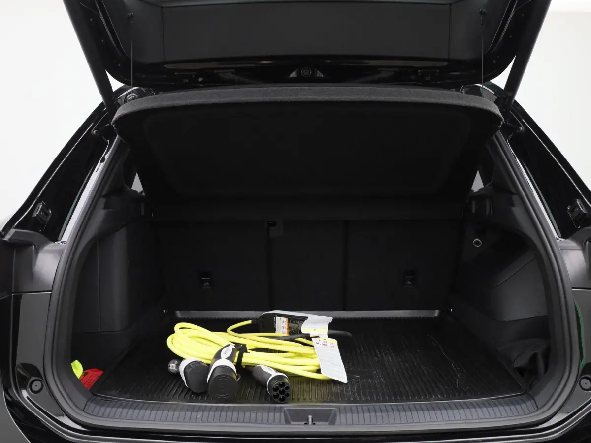 1.5 eHybrid R-Line Edition 204 PK| Origineel Nederlands | 1e Eigenaar | Panoramdak | Navigatie | Achteruitrijcamera | Achterklep Elektrisch | Stoelverwarming | Stuurwielverwarming