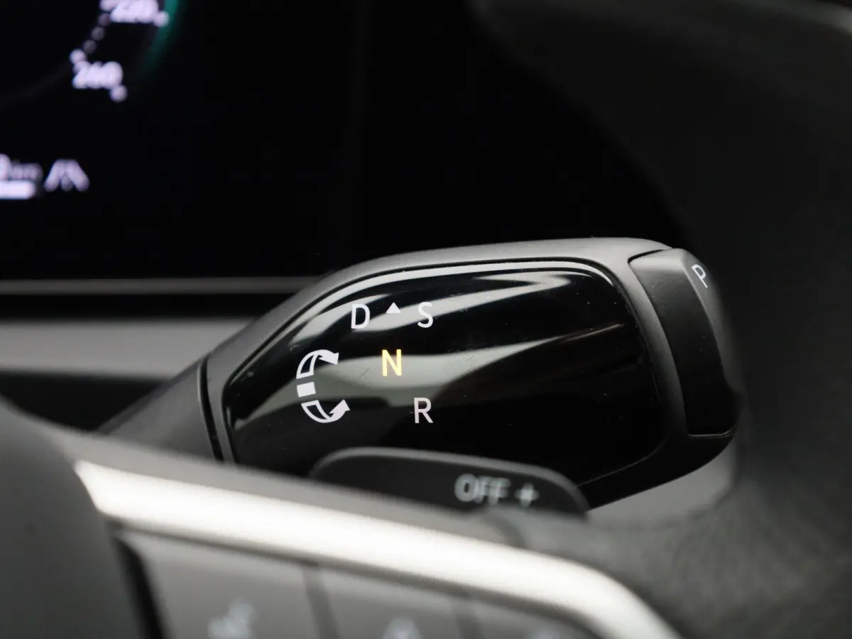 1.5 eHybrid R-Line Edition 204 PK| Origineel Nederlands | 1e Eigenaar | Panoramdak | Navigatie | Achteruitrijcamera | Achterklep Elektrisch | Stoelverwarming | Stuurwielverwarming