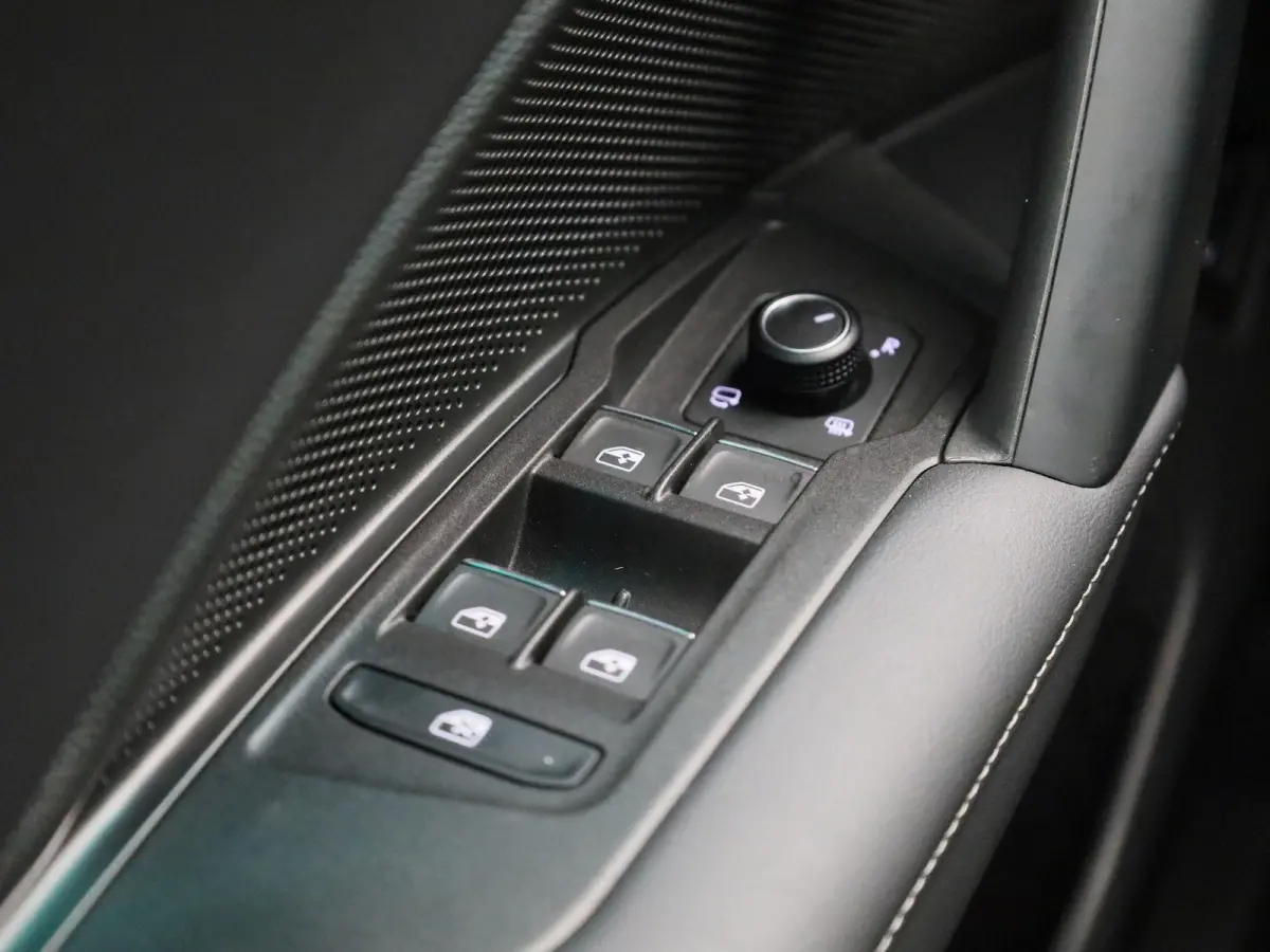 1.5 eHybrid R-Line Edition 204 PK| Origineel Nederlands | 1e Eigenaar | Panoramdak | Navigatie | Achteruitrijcamera | Achterklep Elektrisch | Stoelverwarming | Stuurwielverwarming