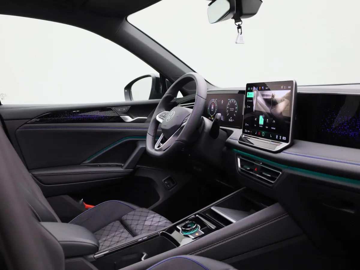 1.5 eHybrid R-Line Edition 204 PK| Origineel Nederlands | 1e Eigenaar | Panoramdak | Navigatie | Achteruitrijcamera | Achterklep Elektrisch | Stoelverwarming | Stuurwielverwarming