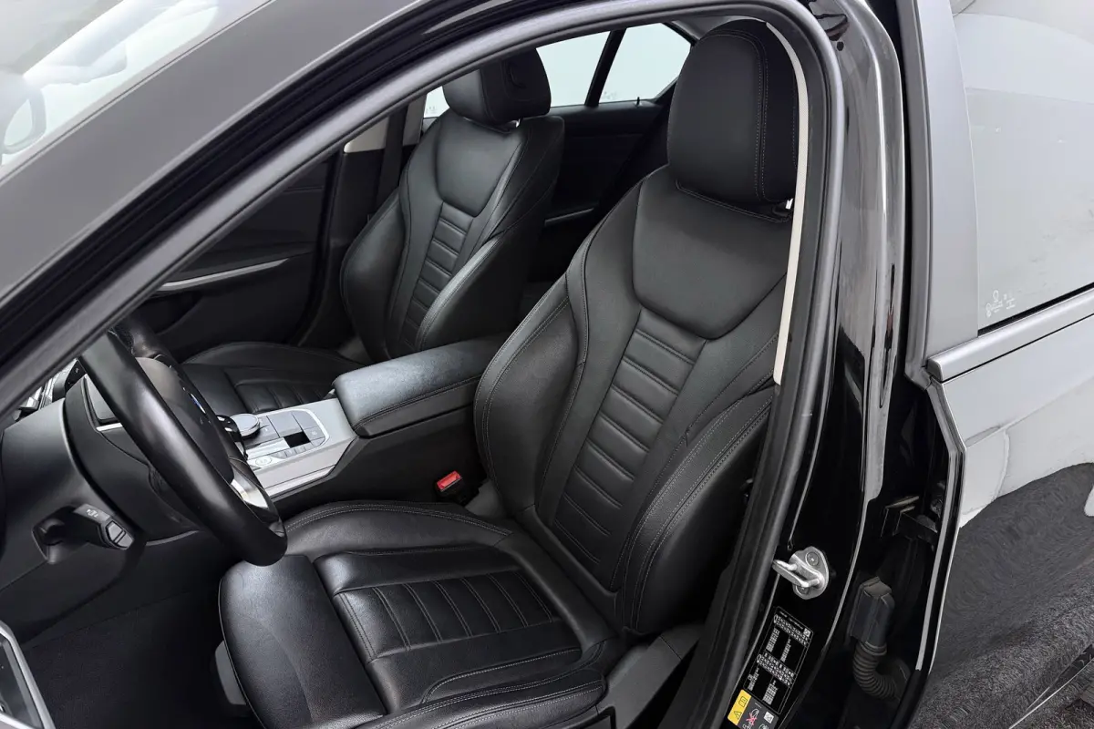 320e Business Edition Plus | Org NL | Leer | Sportstoelen | CarPlay | Stoelverwarming | Digital Cockpit |