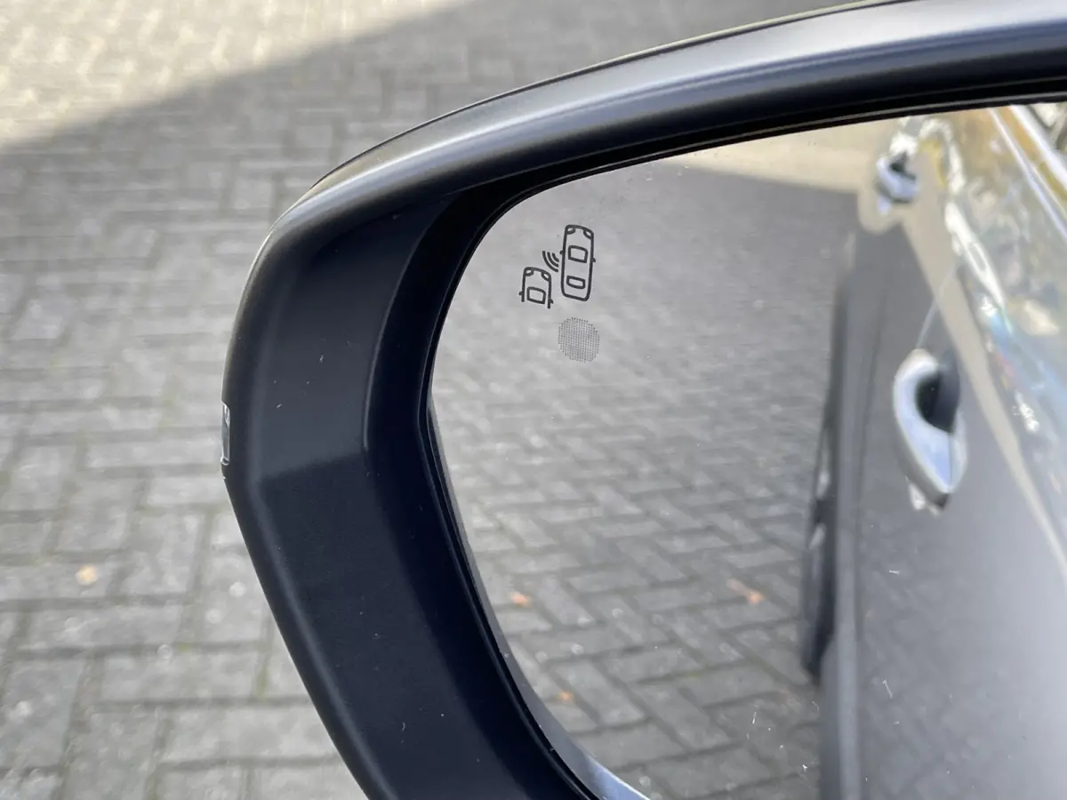 130pk Shine (Camera - Leder incl elektrische verstelling - Stoelverwarming - Keyless Entry - 19" incl 4S - Adaptieve Cruise Controle - Parkeersensoren V+A)