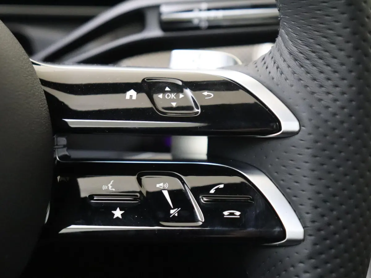 180 Business Solution AMG Panoramadak / Memory Seats / Artico leder / Parkeercamera / Winterpakket /