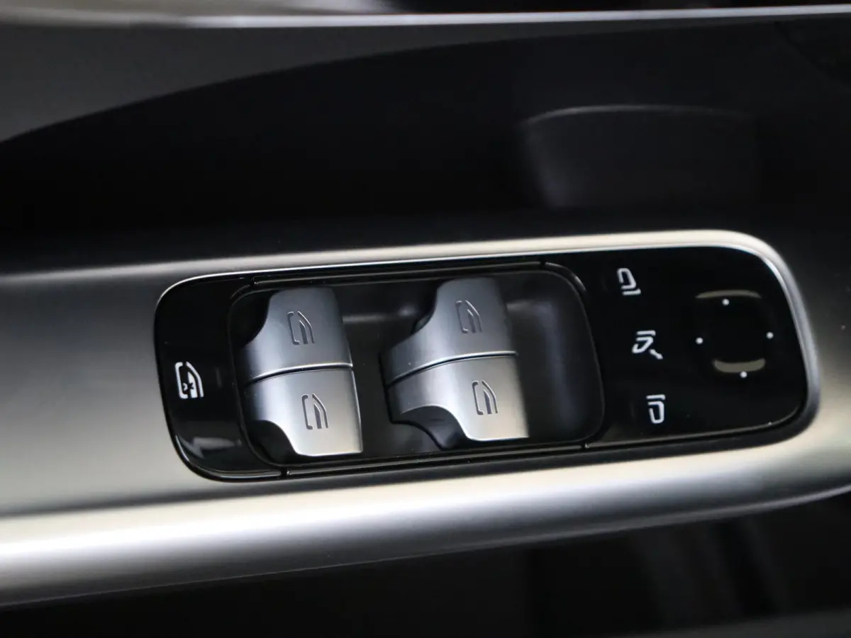 180 Business Solution AMG Panoramadak / Memory Seats / Artico leder / Parkeercamera / Winterpakket /