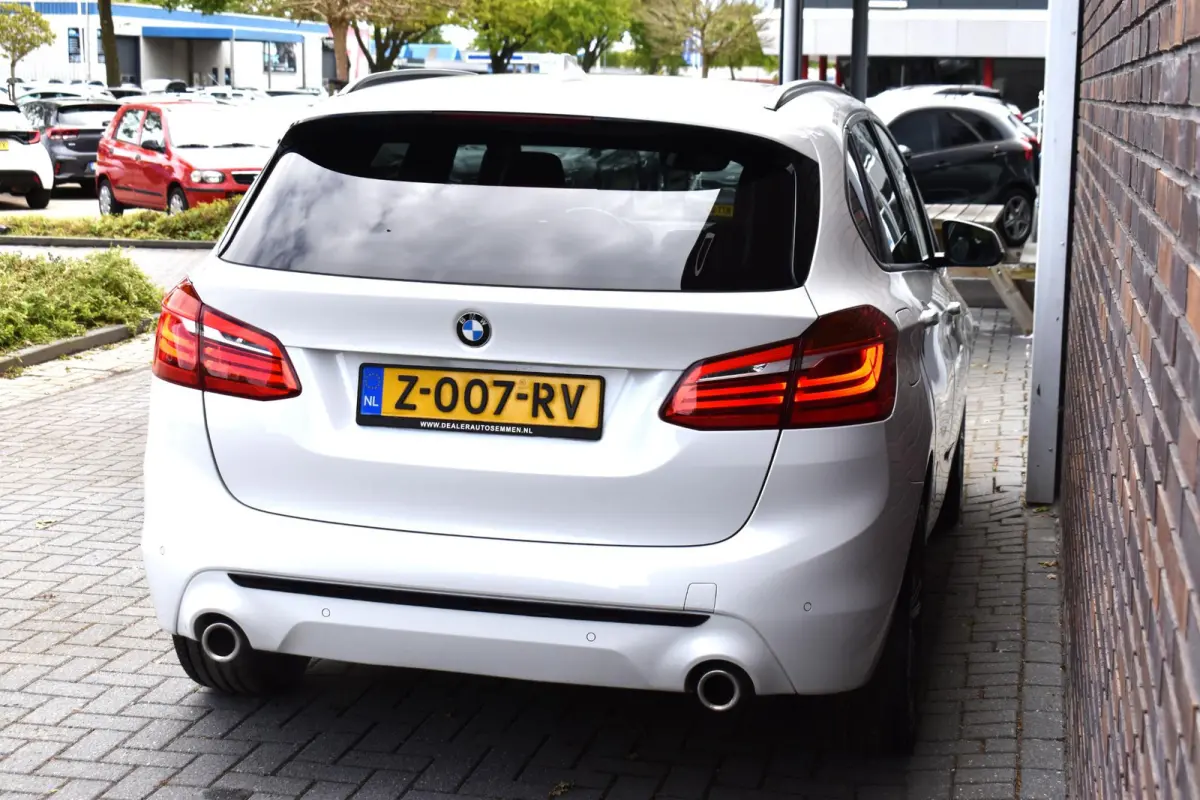 220i High Executive