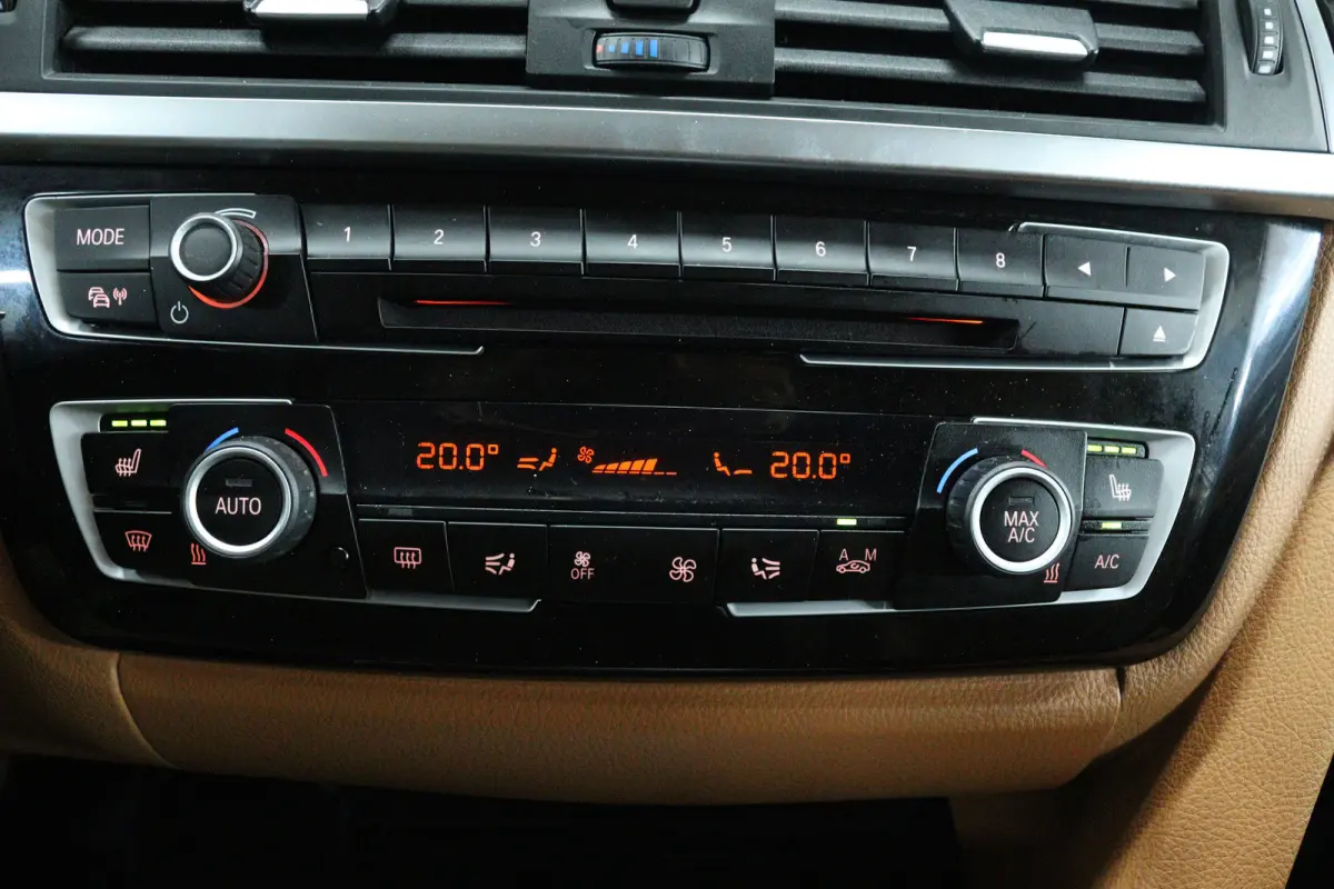 318i Edition Luxury Line Purity Executive (NAVIGATIE, STOELVERWARMING, PARKEERSENSOREN, DEALER ONDERHOUDEN)