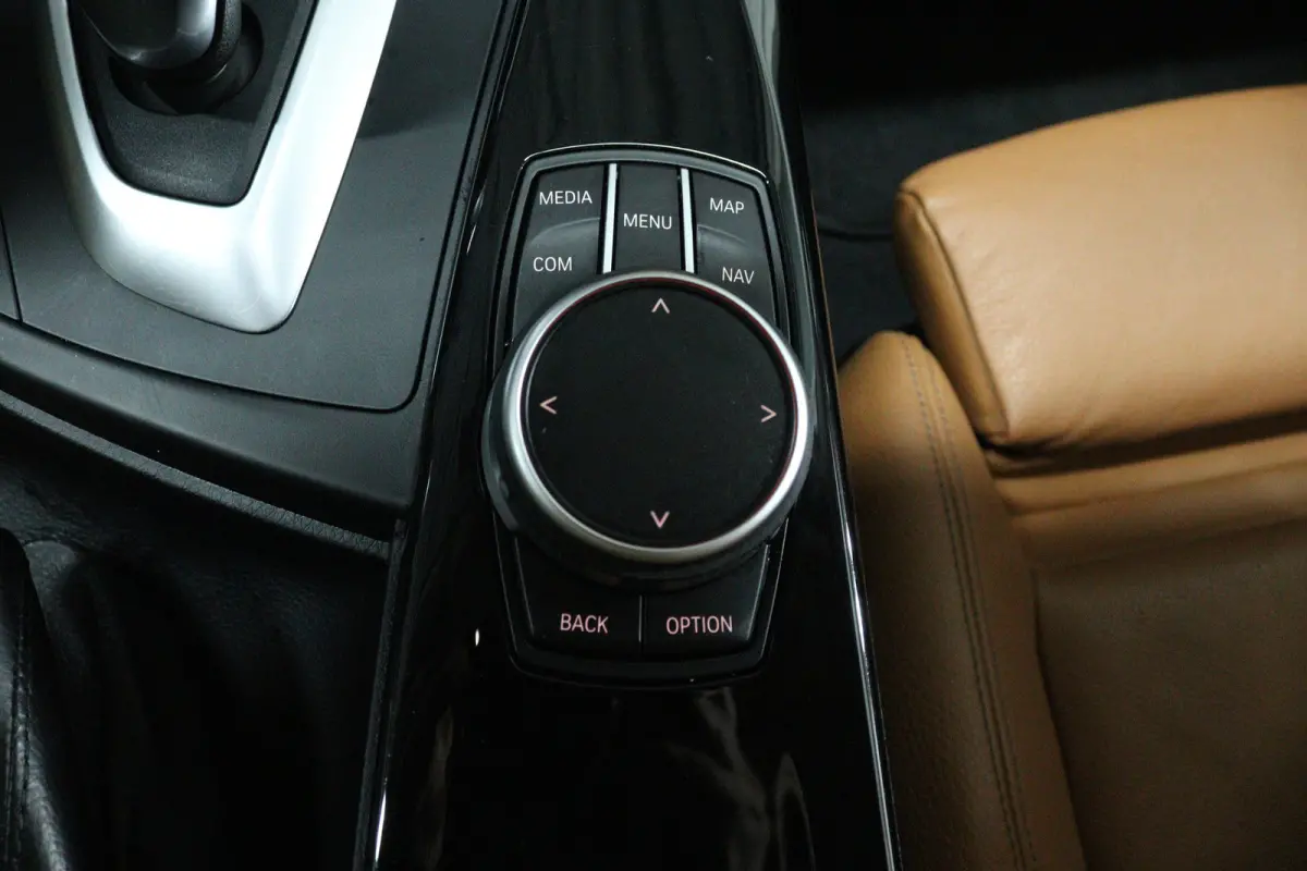 318i Edition Luxury Line Purity Executive (NAVIGATIE, STOELVERWARMING, PARKEERSENSOREN, DEALER ONDERHOUDEN)