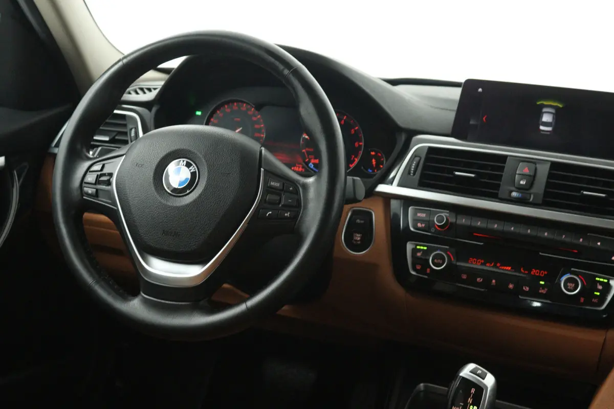 318i Edition Luxury Line Purity Executive (NAVIGATIE, STOELVERWARMING, PARKEERSENSOREN, DEALER ONDERHOUDEN)