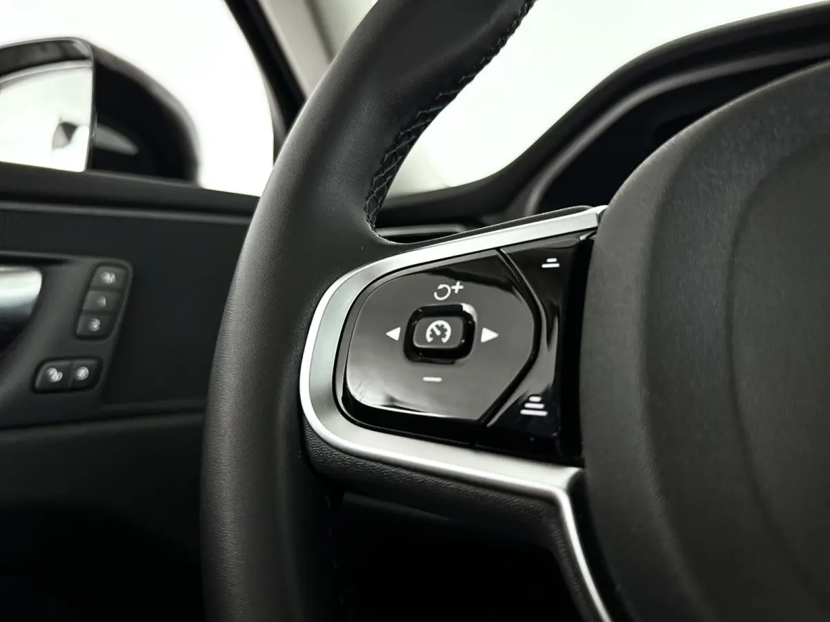 T6 Plug-in hybrid AWD Plus Dark SOH 100% | Panoramadak | 360° camera | Stoel- en Stuurverwarming | Trekhaak