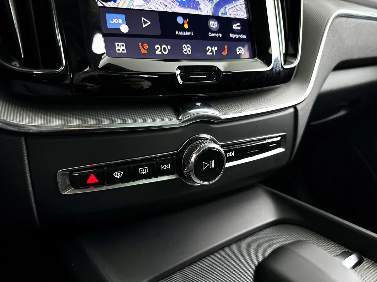 T6 Plug-in hybrid AWD Plus Dark SOH 100% | Panoramadak | 360° camera | Stoel- en Stuurverwarming | Trekhaak