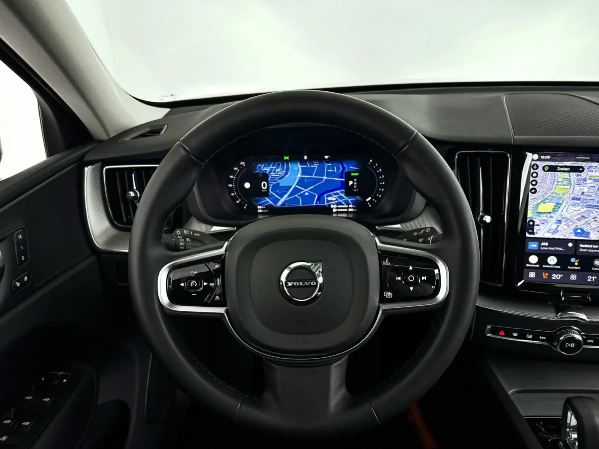 T6 Plug-in hybrid AWD Plus Dark SOH 100% | Panoramadak | 360° camera | Stoel- en Stuurverwarming | Trekhaak