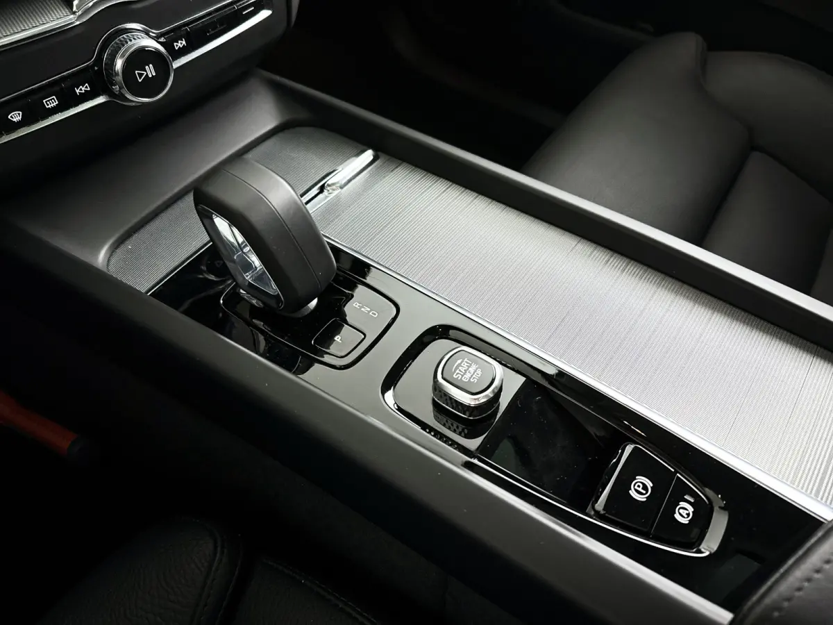 T6 Plug-in hybrid AWD Plus Dark SOH 100% | Panoramadak | 360° camera | Stoel- en Stuurverwarming | Trekhaak