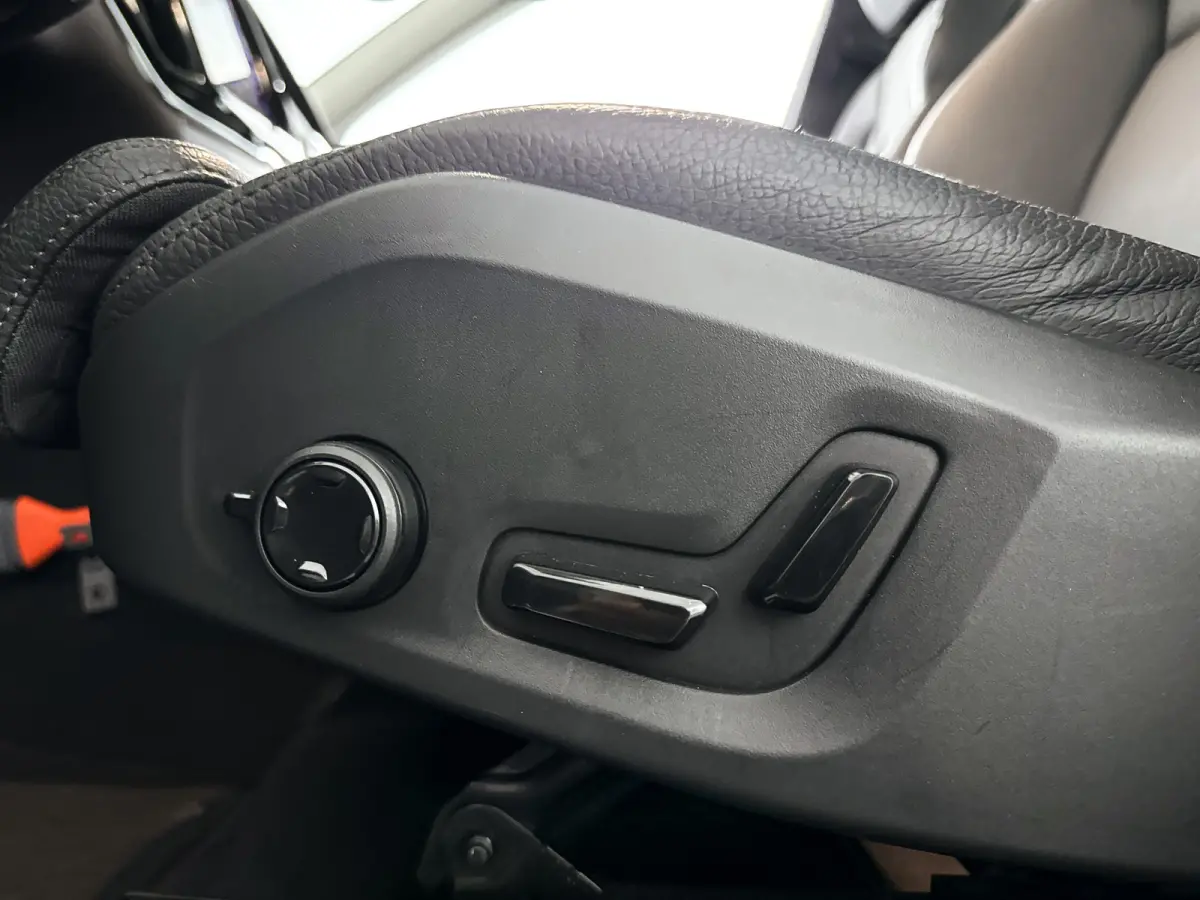T6 Plug-in hybrid AWD Plus Dark SOH 100% | Panoramadak | 360° camera | Stoel- en Stuurverwarming | Trekhaak