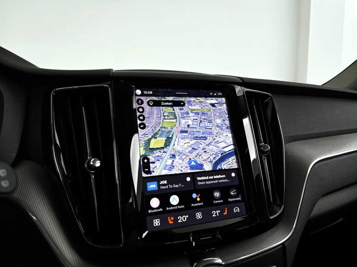 T6 Plug-in hybrid AWD Plus Dark SOH 100% | Panoramadak | 360° camera | Stoel- en Stuurverwarming | Trekhaak