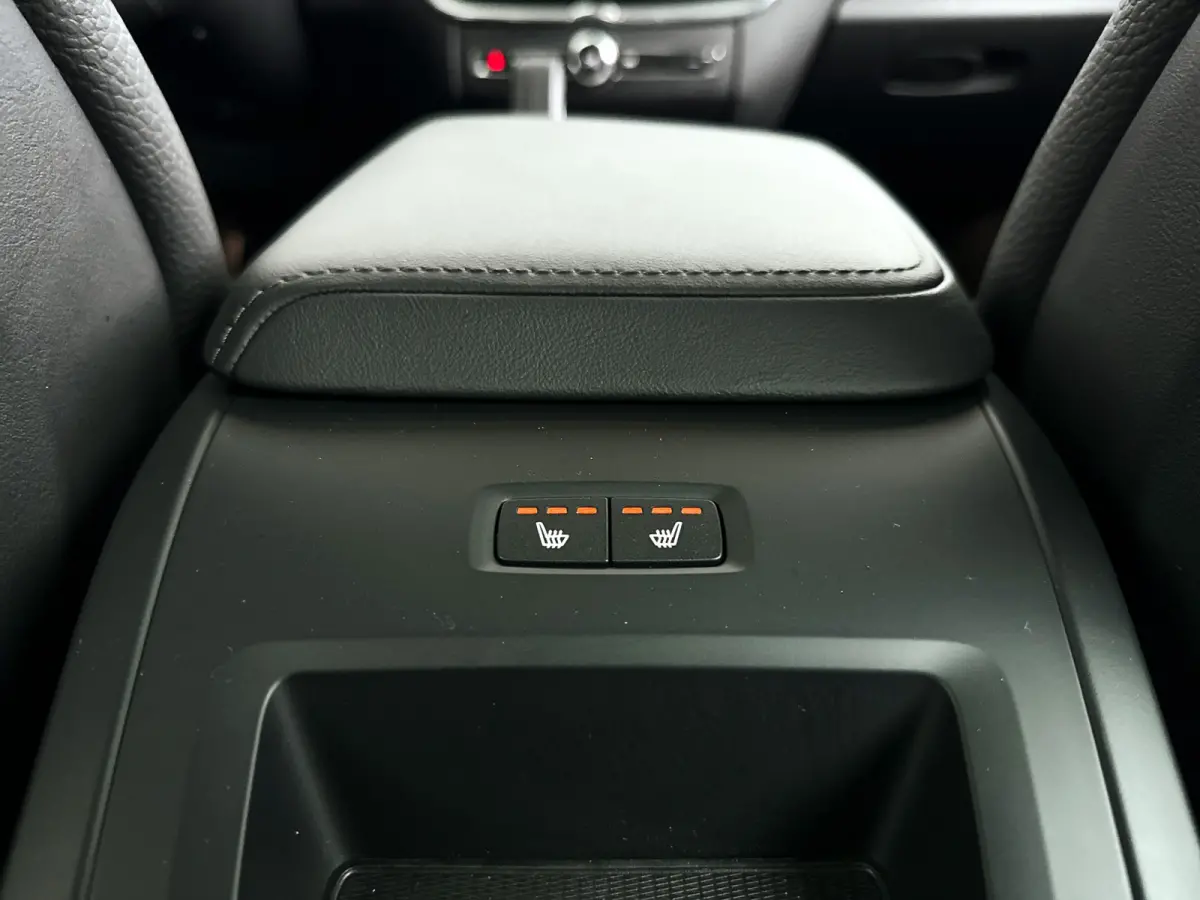 T6 Plug-in hybrid AWD Plus Dark SOH 100% | Panoramadak | 360° camera | Stoel- en Stuurverwarming | Trekhaak