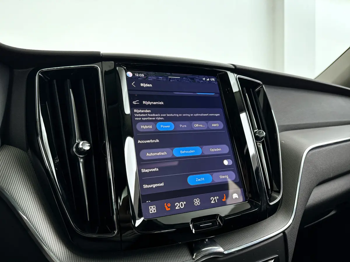T6 Plug-in hybrid AWD Plus Dark SOH 100% | Panoramadak | 360° camera | Stoel- en Stuurverwarming | Trekhaak