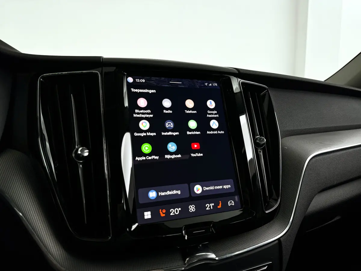 T6 Plug-in hybrid AWD Plus Dark SOH 100% | Panoramadak | 360° camera | Stoel- en Stuurverwarming | Trekhaak