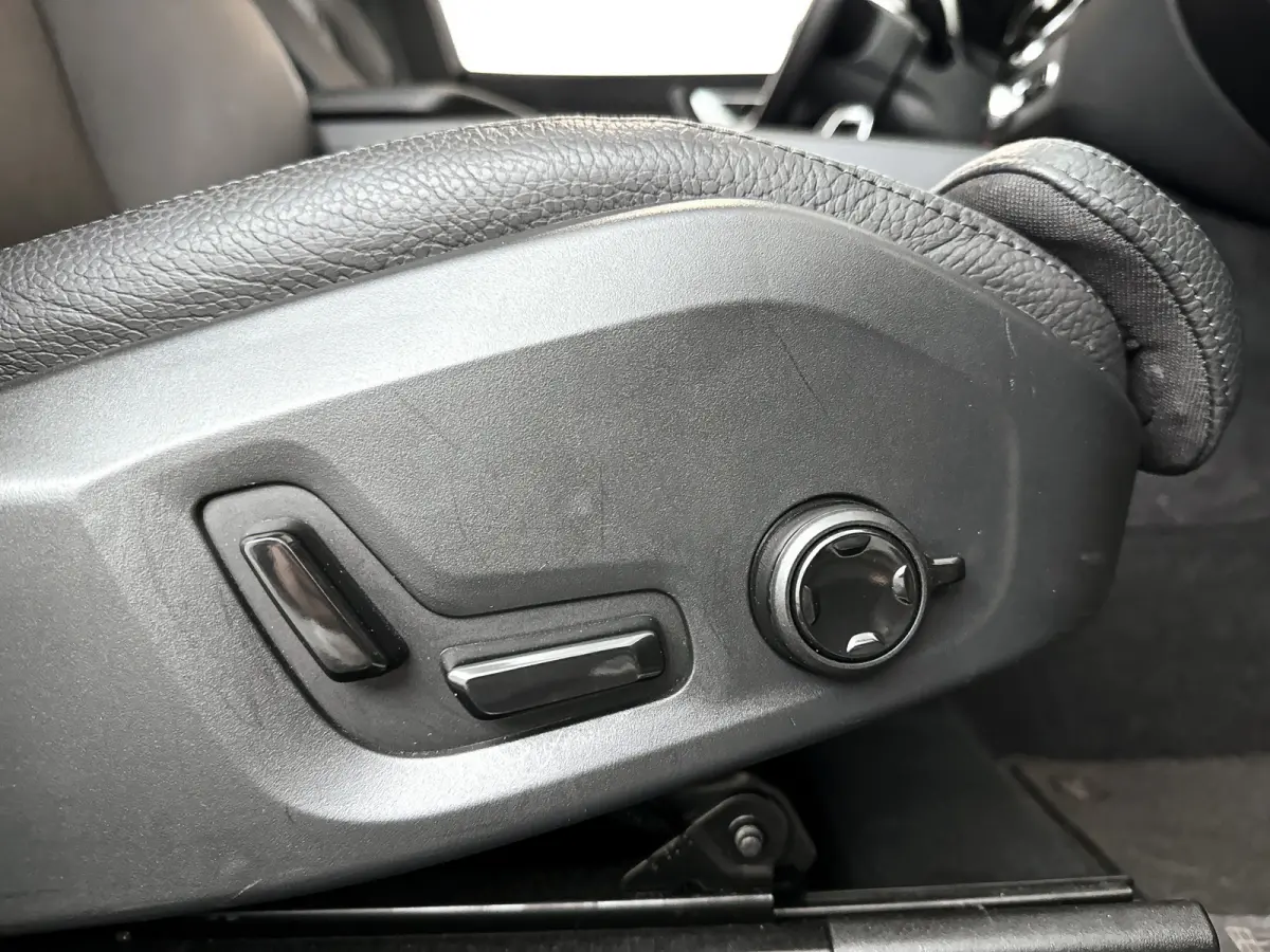 T6 Plug-in hybrid AWD Plus Dark SOH 100% | Panoramadak | 360° camera | Stoel- en Stuurverwarming | Trekhaak
