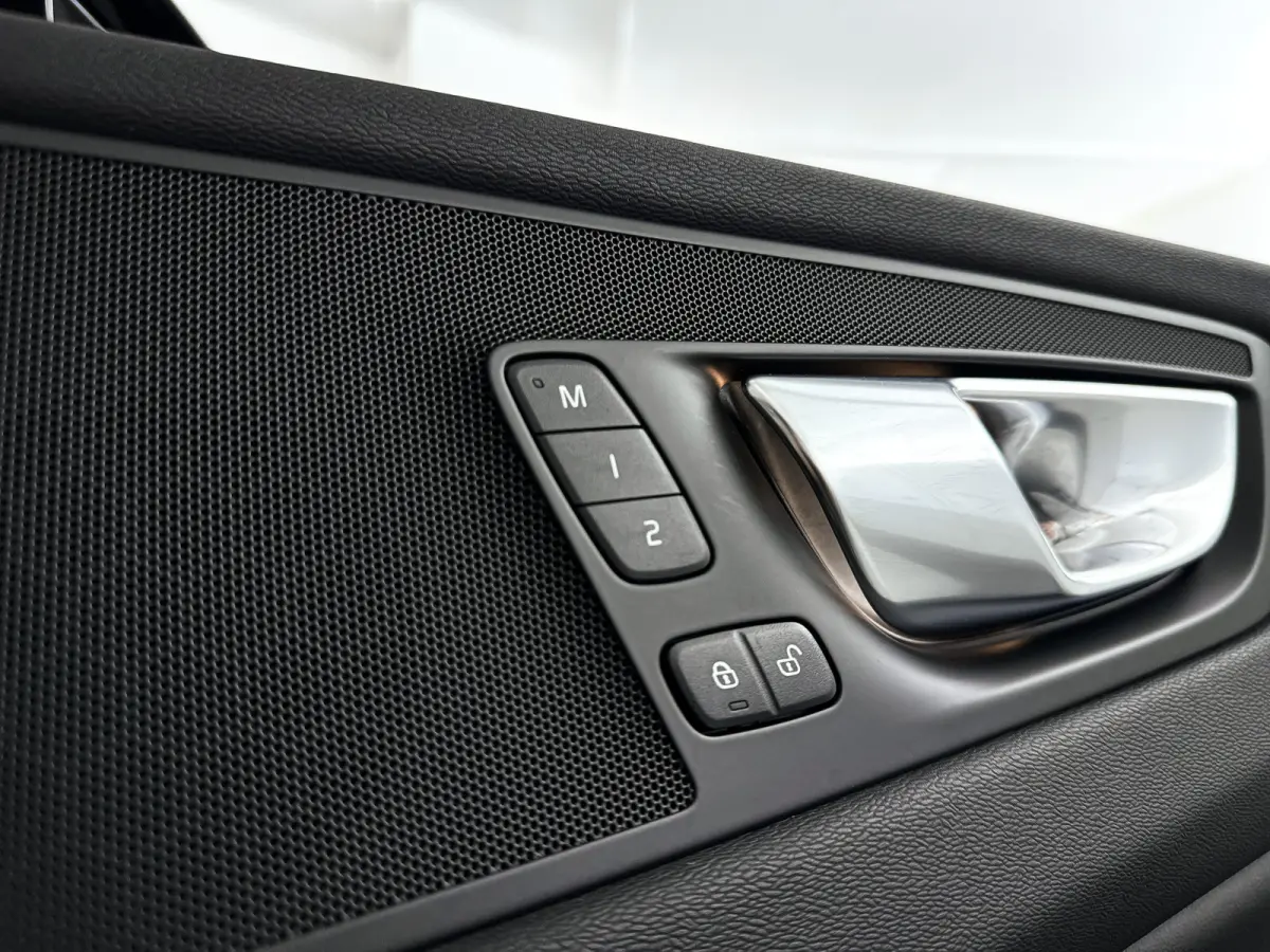 T6 Plug-in hybrid AWD Plus Dark SOH 100% | Panoramadak | 360° camera | Stoel- en Stuurverwarming | Trekhaak