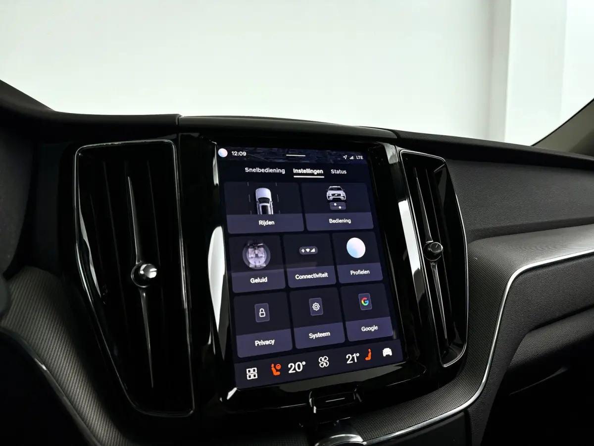 T6 Plug-in hybrid AWD Plus Dark SOH 100% | Panoramadak | 360° camera | Stoel- en Stuurverwarming | Trekhaak