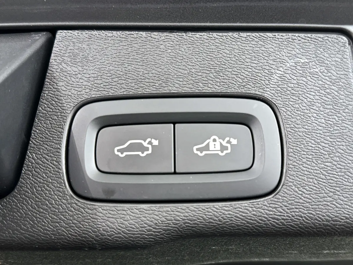 T6 Plug-in hybrid AWD Plus Dark SOH 100% | Panoramadak | 360° camera | Stoel- en Stuurverwarming | Trekhaak