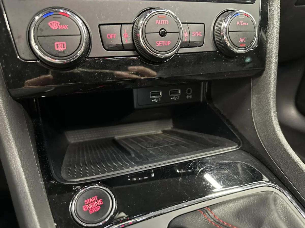 1.5 TSI FR Business Intense PANO CARPLAY NAVI.