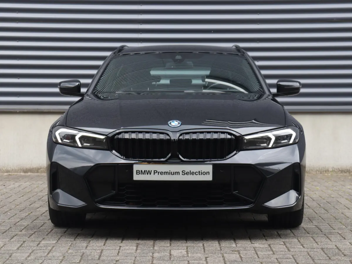 320e | High Executive | M Sportpakket Pro | Sportstoelen | Adaptive LED | Verwarmbare Voorstoelen | Apple Carplay | SOH 99% | 18'' LMV