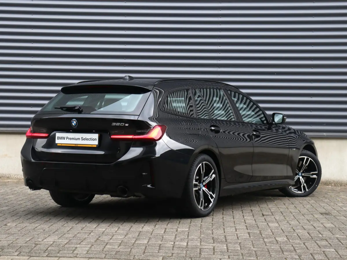 320e | High Executive | M Sportpakket Pro | Sportstoelen | Adaptive LED | Verwarmbare Voorstoelen | Apple Carplay | SOH 99% | 18'' LMV