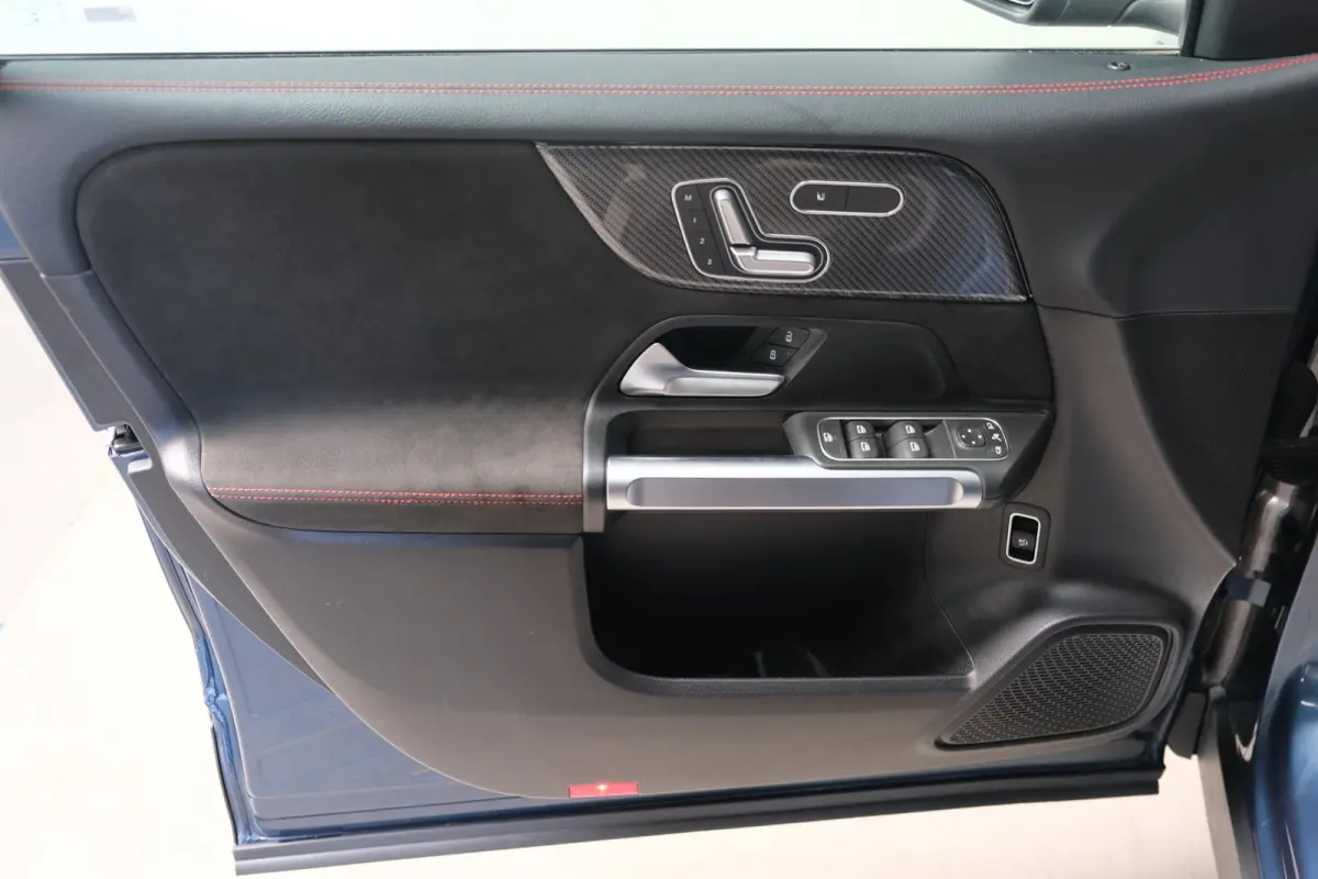 220 D 4MATIC AMG > Grijs kenteken < Airco, Cruise, Trekhaak, Camera, Carplay.
