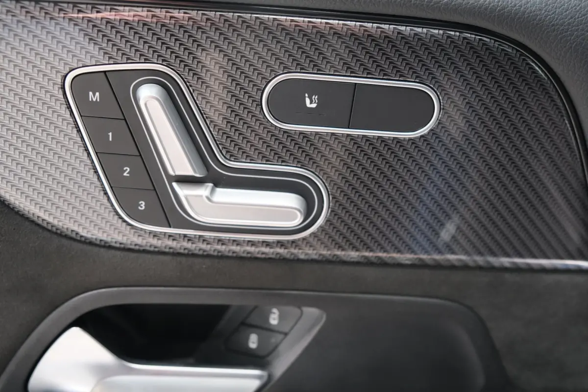 220 D 4MATIC AMG > Grijs kenteken < Airco, Cruise, Trekhaak, Camera, Carplay.