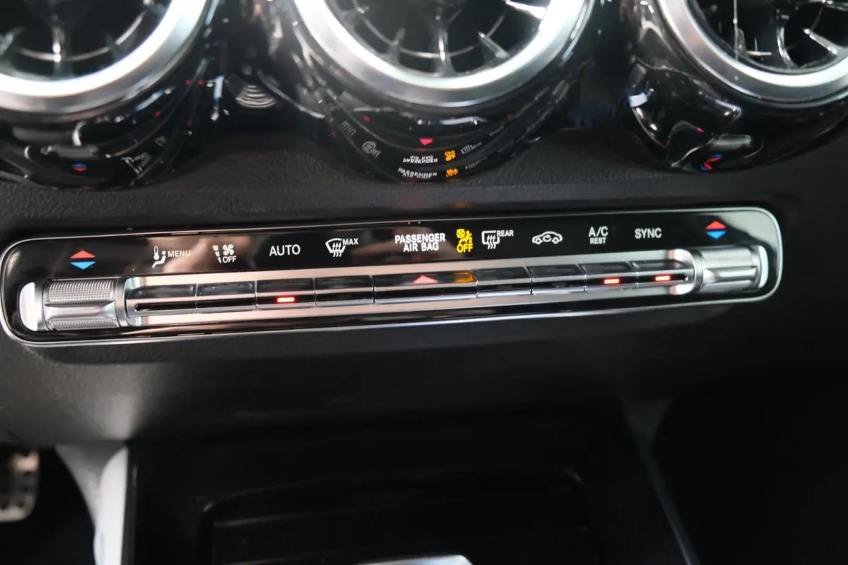 220 D 4MATIC AMG > Grijs kenteken < Airco, Cruise, Trekhaak, Camera, Carplay.