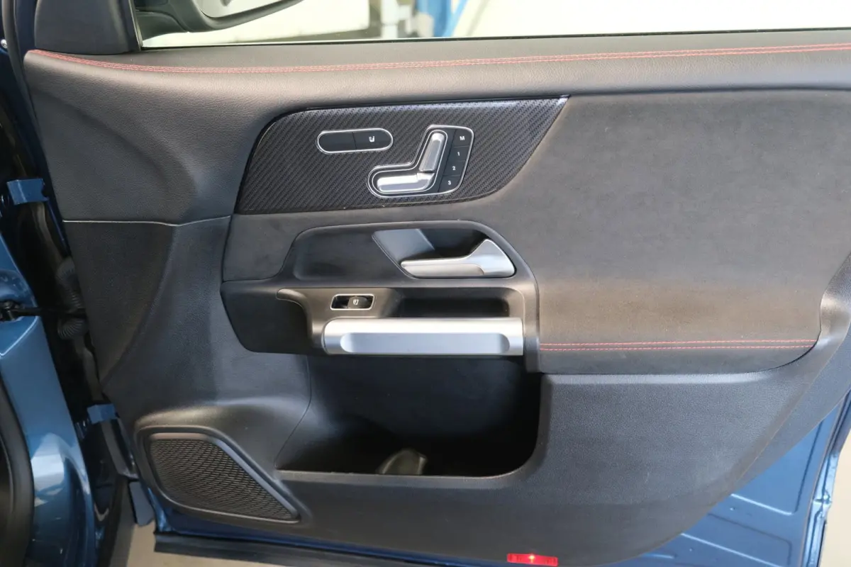 220 D 4MATIC AMG > Grijs kenteken < Airco, Cruise, Trekhaak, Camera, Carplay.