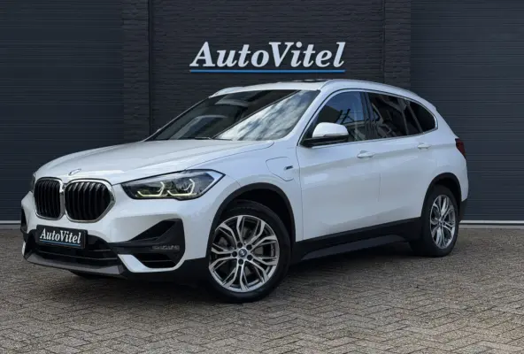 xDrive25e | Panodak | Sportleder | Head-Up | Trekhaak | Adaptive Cruise | Camera