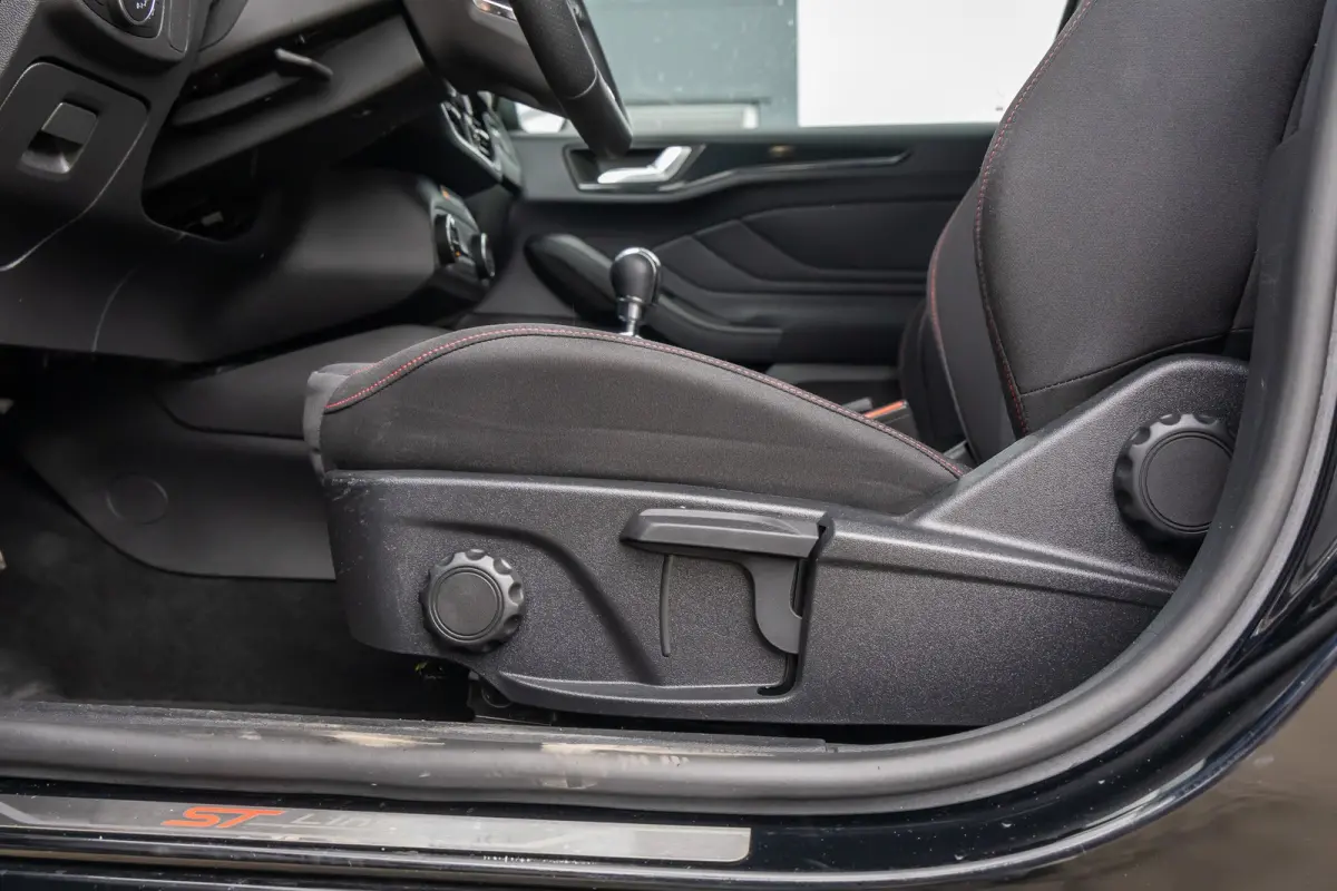 1.0 EcoBoost ST Line Business | Stoel/stuur/voorruit verwarming | Apple Carplay/Android Auto | Cruise control | Clima | Parkeersensoren voor en achter | Airco (automatisch) | Apple Carplay/A