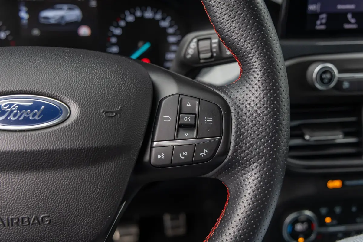 1.0 EcoBoost ST Line Business | Stoel/stuur/voorruit verwarming | Apple Carplay/Android Auto | Cruise control | Clima | Parkeersensoren voor en achter | Airco (automatisch) | Apple Carplay/A